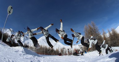 Voyage au ski - saut en snowboard